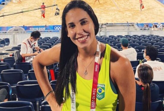 Duda, do Vôlei de Praia, recebe homenagem da Alese