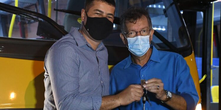 Ribeirópolis recebe 3 ônibus Escolares por meio de Emendas de Laércio Oliveira