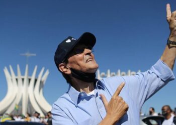 PF prende Roberto Jefferson no inquérito das milícias digitais