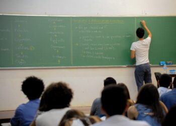 Professoras e professores suspendem a greve e continuam a luta em defesa da vida, diz Sintese
