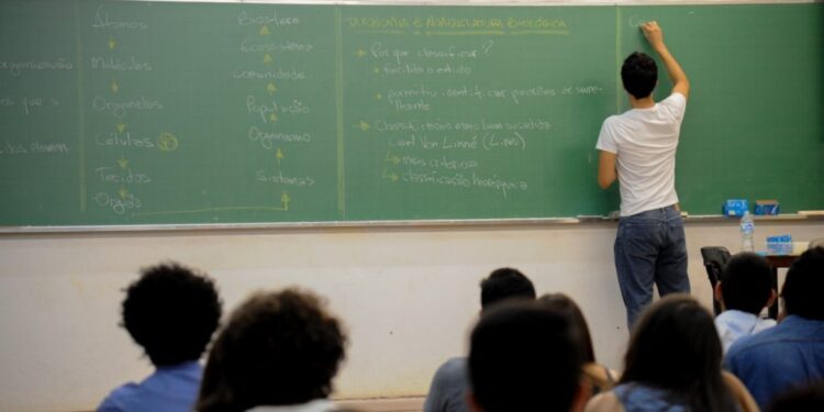 Professoras e professores suspendem a greve e continuam a luta em defesa da vida, diz Sintese