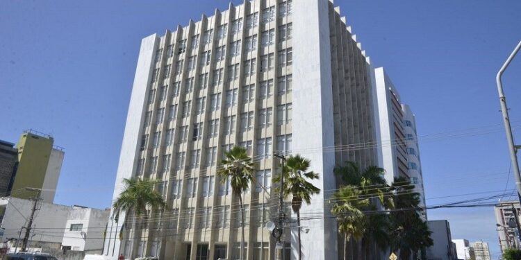 Justiça defere recurso do Estado e determina suspensão da greve dos professores