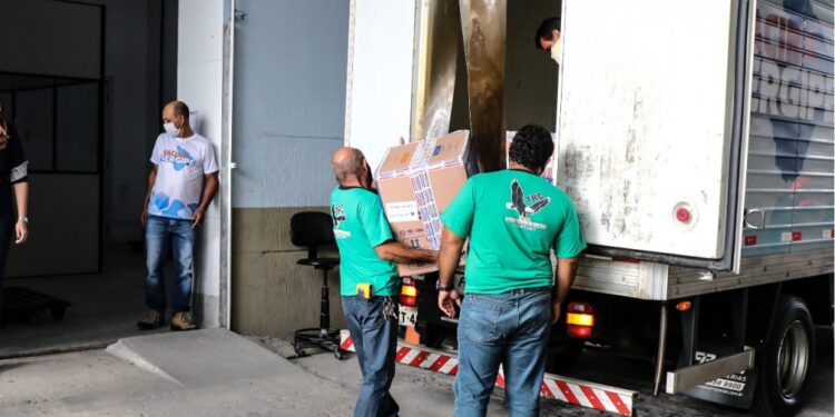 Secretaria da Saúde distribui vacinas contra a Covid-19 para os municípios sergipanos