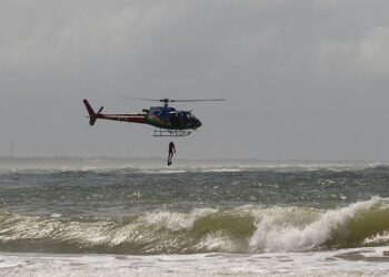 GTA salva vítima de afogamento na Atalaia Nova