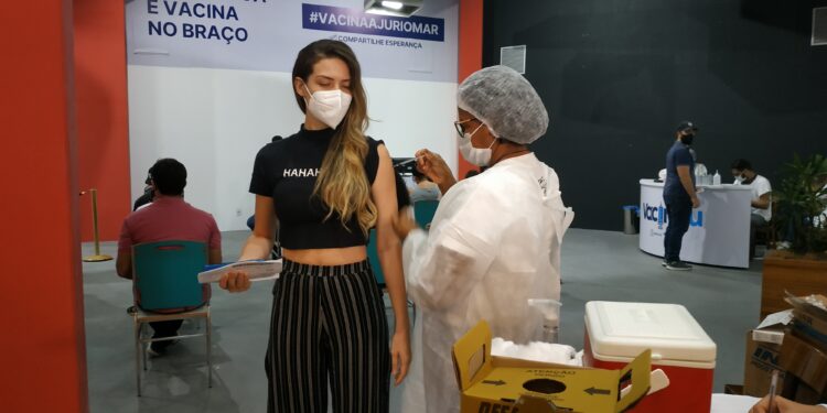 Prefeitura vacina 5.393 aracajuanos contra a covid-19 nesta quinta-feira, 12