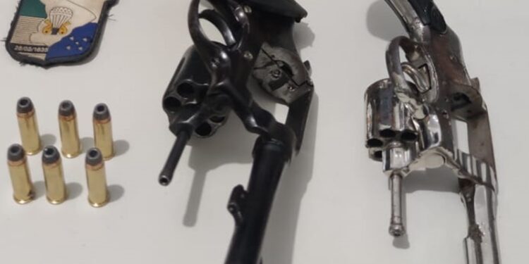 PM apreende duas armas de fogo no Complexo Taiçoca