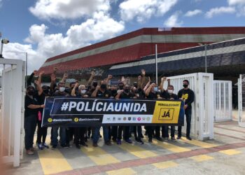 Movimento Polícia comparece a solenidade e cobra negociação ao Governo de Sergipe