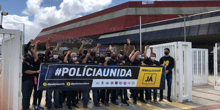 Movimento Polícia comparece a solenidade e cobra negociação ao Governo de Sergipe