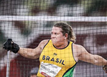 Elizabeth Gomes é ouro e bate recorde mundial no lançamento de disco