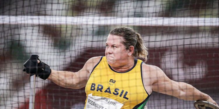 Elizabeth Gomes é ouro e bate recorde mundial no lançamento de disco