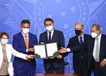 Bolsonaro assina MP que autoriza venda direta de etanol