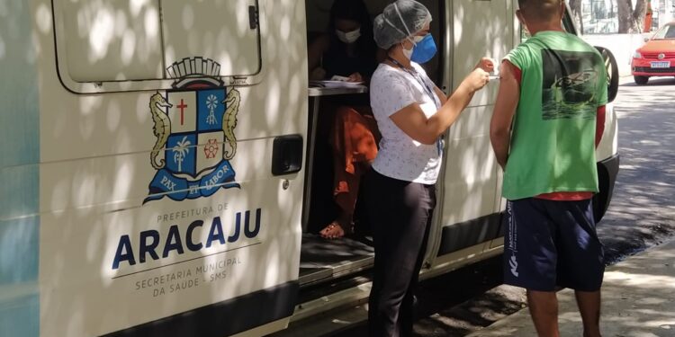 Vacinação da população em situação de rua é acompanhada pela Organização Pan-Americana da Saúde