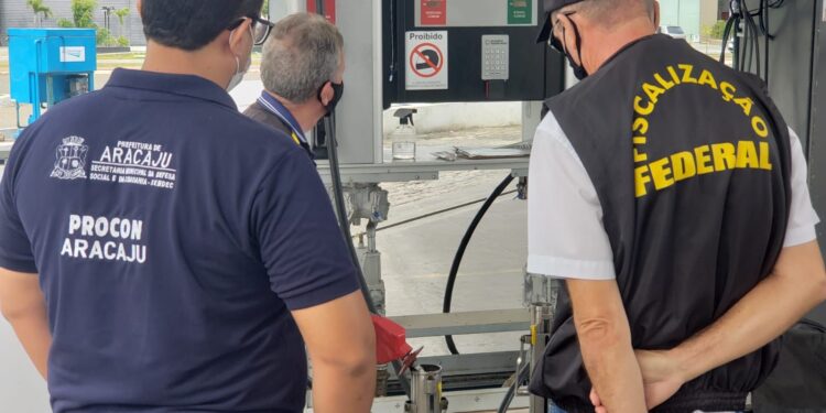 Procon Aracaju e ITPS apuram denúncias em posto de combustível