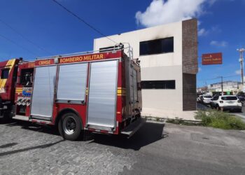 Corpo de Bombeiros controla incêndio em clínica no bairro Siqueira Campos em Aracaju