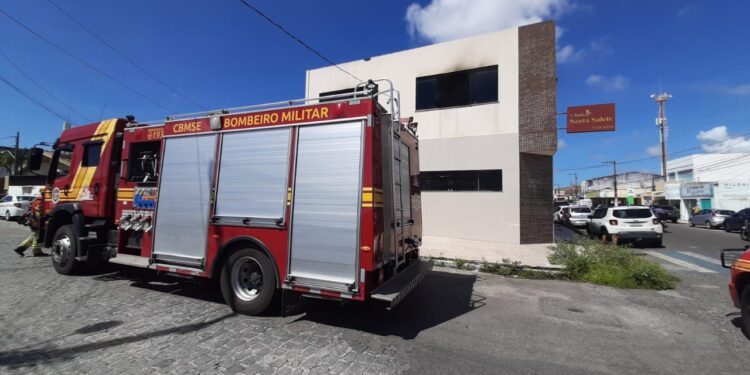 Corpo de Bombeiros controla incêndio em clínica no bairro Siqueira Campos em Aracaju