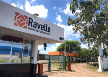 Com apoio do Governo, nova empresa sergipana retoma operação da cerâmica Sergipe em Socorro