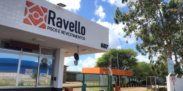 Com apoio do Governo, nova empresa sergipana retoma operação da cerâmica Sergipe em Socorro