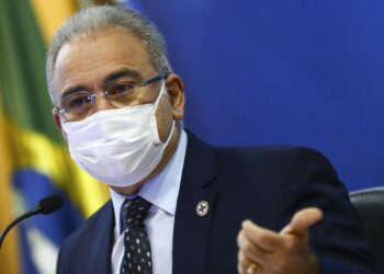 Vacinação de reforço contra covid-19 deve começar por idosos