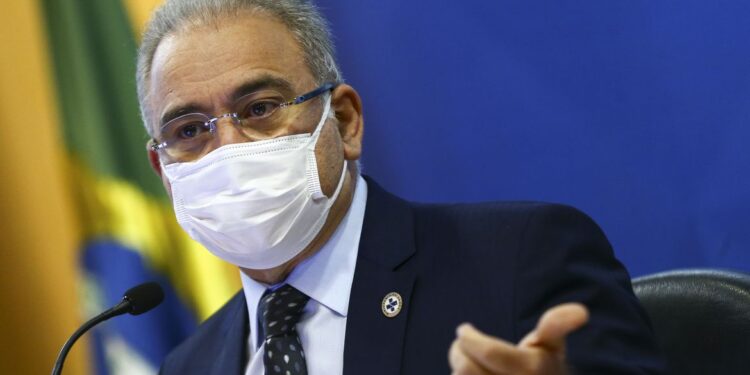 Vacinação de reforço contra covid-19 deve começar por idosos