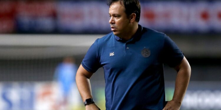 Após oito meses, Dado Cavalcanti deixa comando técnico do Bahia