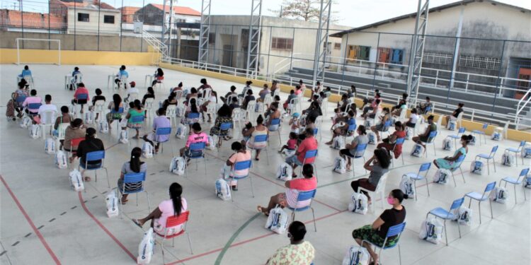 Famílias carentes de Aracaju recebem 3ª doação das cestas básicas