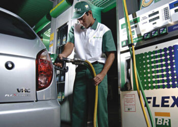 Petrobras elevará preço da gasolina em 3,5% nas refinarias a partir de quinta, 12
