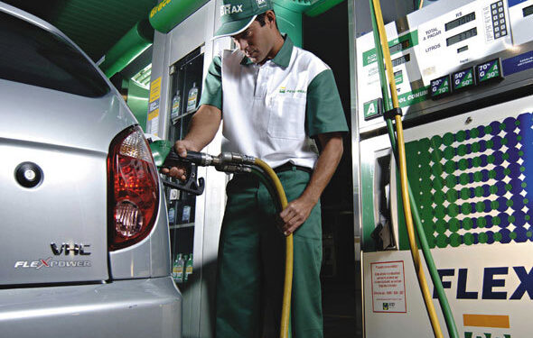 Petrobras elevará preço da gasolina em 3,5% nas refinarias a partir de quinta, 12