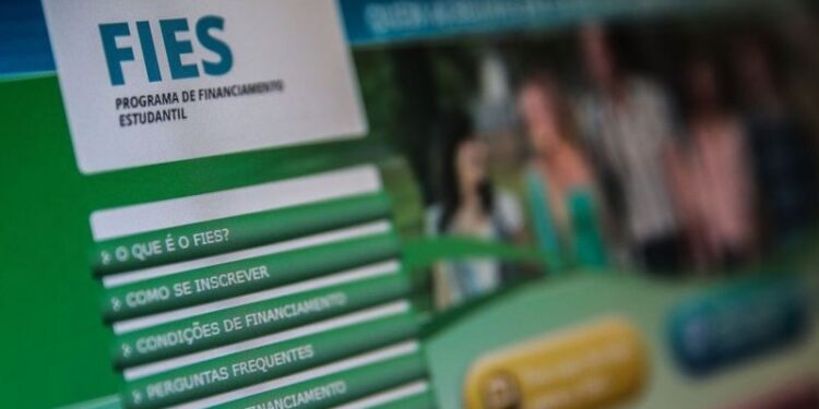 ‘Me formar virou um pesadelo’: os brasileiros endividados com o Fies