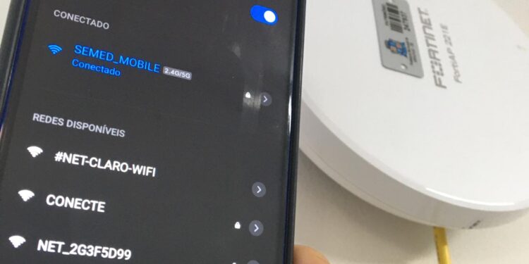 Pais e alunos devem realizar cadastro para utilização de wi-fi nas escolas municipais