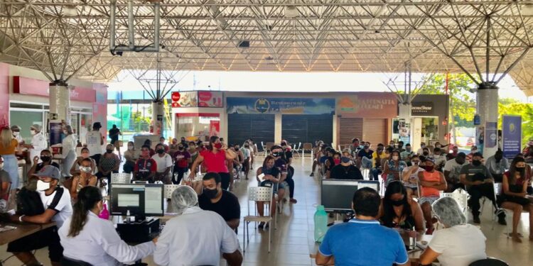 Aracaju vacina 12.672 pessoas contra covid no primeiro dia de repescagem geral