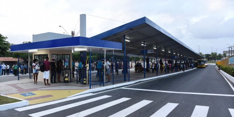 Prefeito Edvaldo entrega reestruturação do Terminal da Atalaia à população