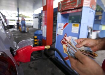 Preços da gasolina e do etanol avançam novamente no início de agosto, diz Ticket Log