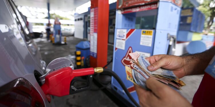 Preços da gasolina e do etanol avançam novamente no início de agosto, diz Ticket Log