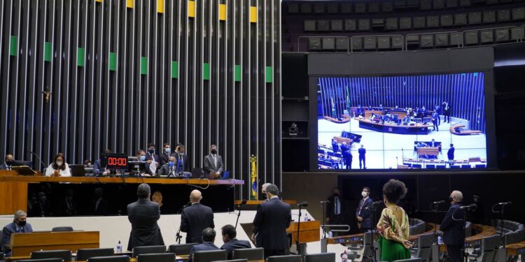 Sem distritão, Câmara aprova texto-base da PEC da reforma eleitoral