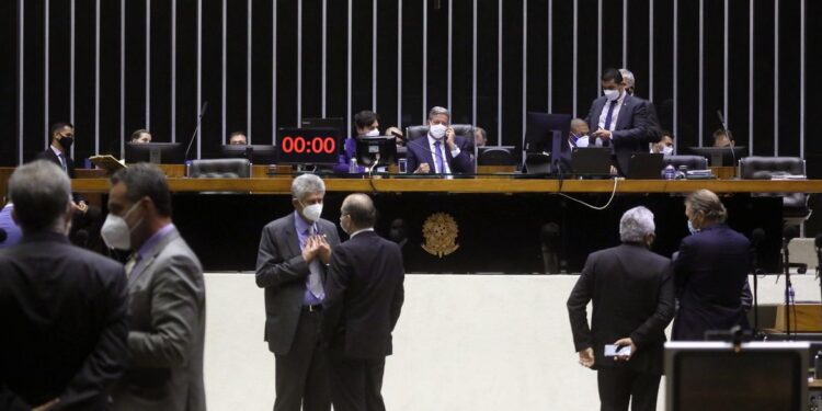 Câmara conclui votação da PEC da reforma eleitoral em segundo turno