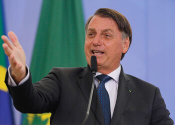 Em novo ataque a Barroso, Bolsonaro diz que ministro coopta TSE e STF e que não aceita ‘intimidações’
