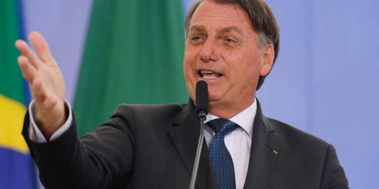 Em novo ataque a Barroso, Bolsonaro diz que ministro coopta TSE e STF e que não aceita ‘intimidações’