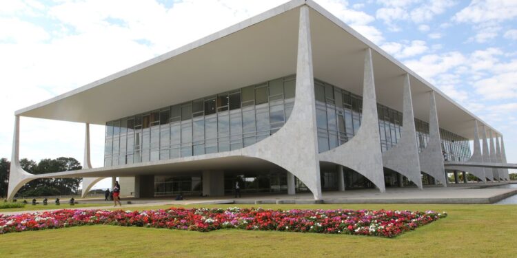 Presidente veta fundo eleitoral de R$ 5,7 bilhões para 2022