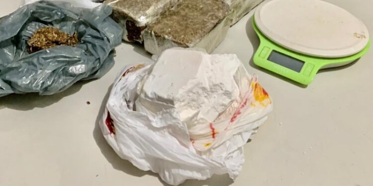 Polícia Militar prende casal por tráfico de drogas na BR-101, em Maruim