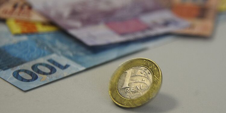 Orçamento de 2022 prevê salário mínimo de R$ 1.169