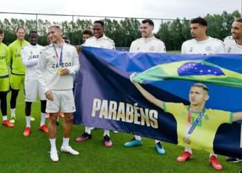 Camisa 10 Richarlison ganha homenagem do Everton pelo ouro em Tóquio