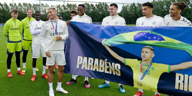 Camisa 10 Richarlison ganha homenagem do Everton pelo ouro em Tóquio