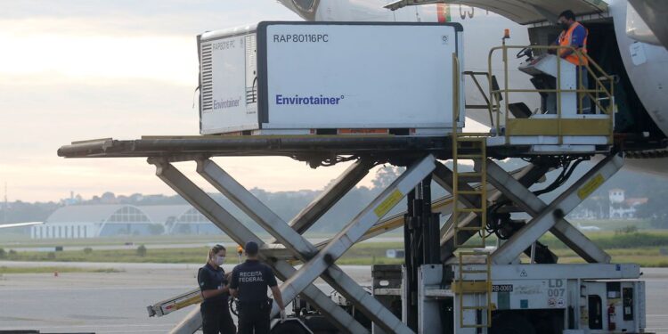 Butantan recebe matéria-prima para 8 milhões de doses de vacina