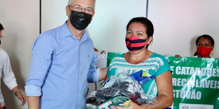 Prefeitura e Consubaju entregam equipamentos de proteção aos catadores de recicláveis de São Cristóvão