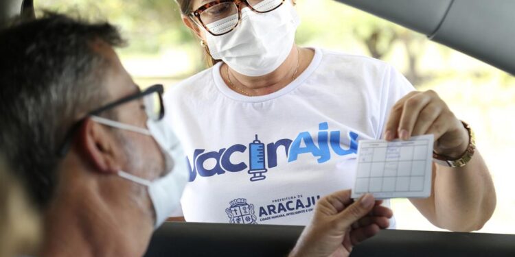 Aracaju vacinará população de 23 e 24 anos e retomará repescagem para 56 e 57 anos