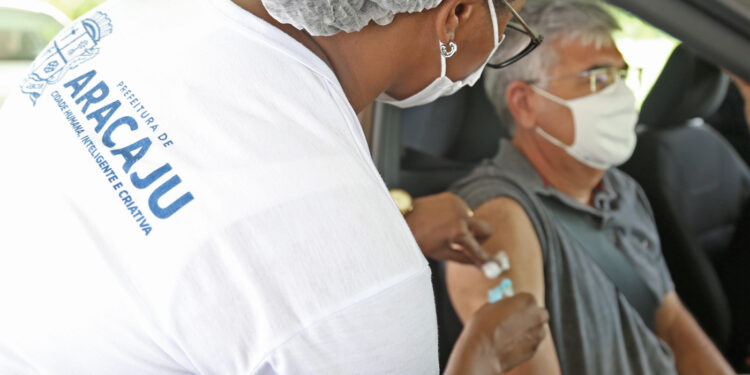 Vacinação em Aracaju: seis meses de desafios, trabalho e 371 mil pessoas vacinadas