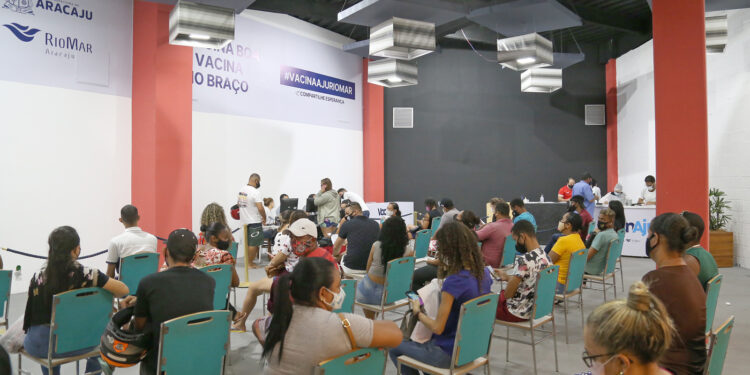 Aracaju vacinou 10.924 pessoas no segundo dia de repescagem geral