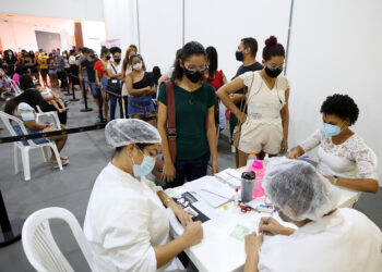 Movimento intenso marca primeiro dia de vacinação dos aracajuanos de 20 e 21 anos