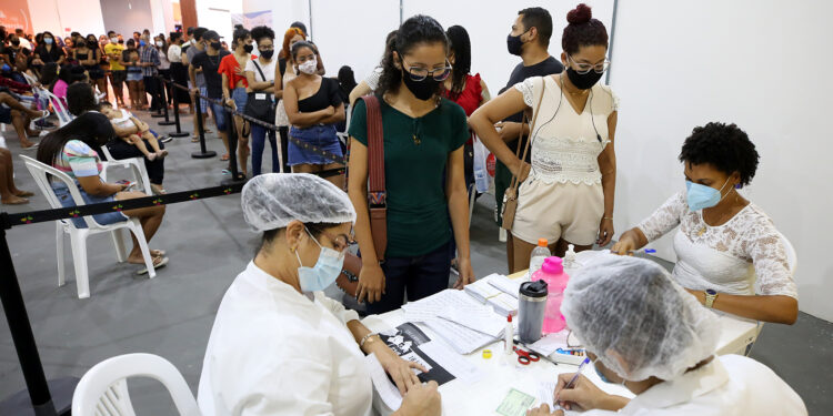 Movimento intenso marca primeiro dia de vacinação dos aracajuanos de 20 e 21 anos