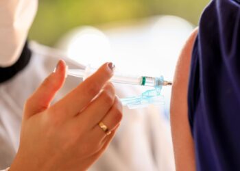 Covid-19: 75% dos adultos já tomaram a primeira dose no Brasil